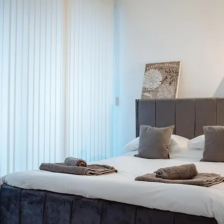 Central & Spacious, Sleeps 8, Perfect For Groups Leeds  Exterior photo