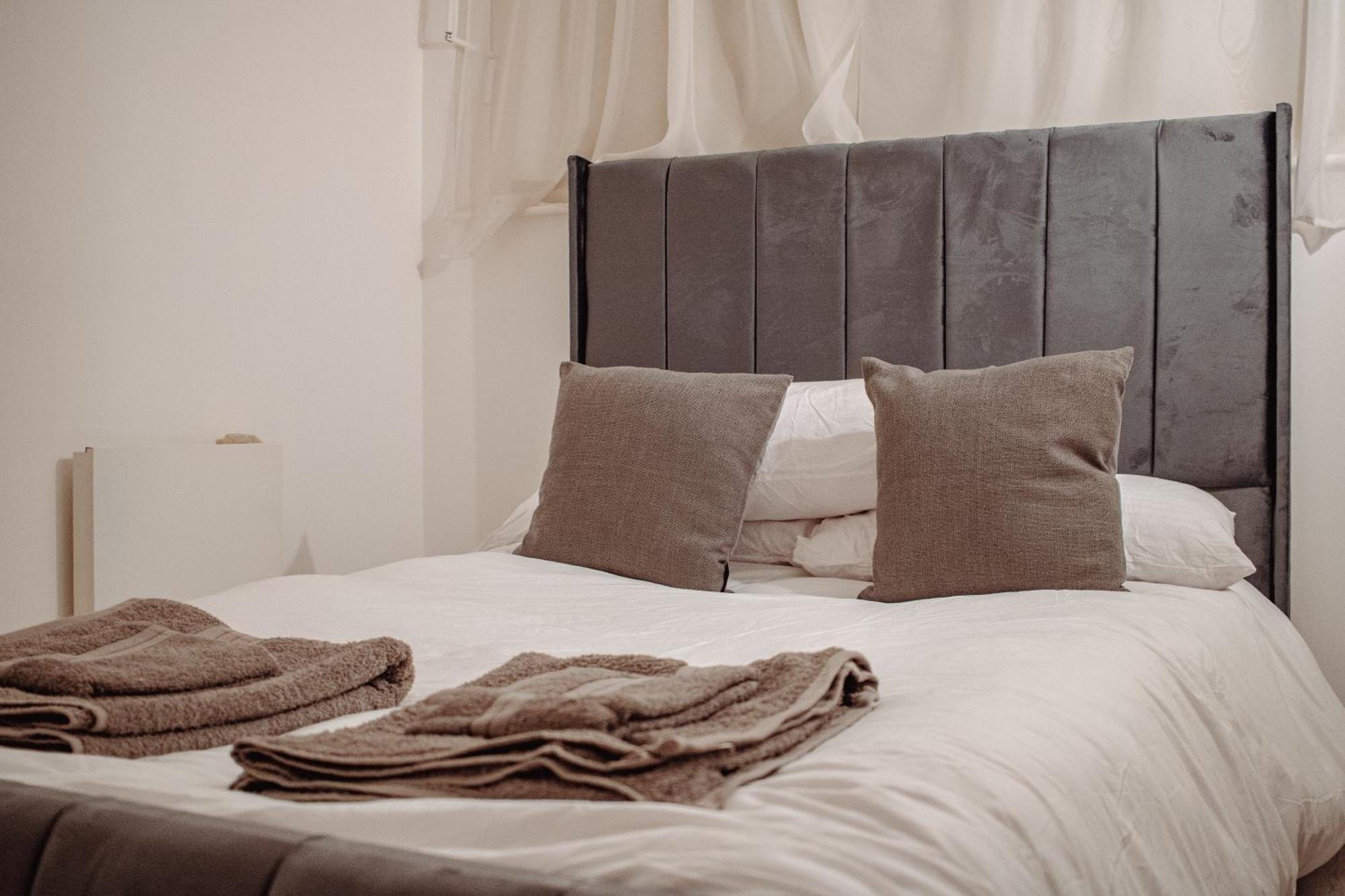 & Spacious, Sleeps 8, Perfect For Groups * Leeds (West Yorkshire)