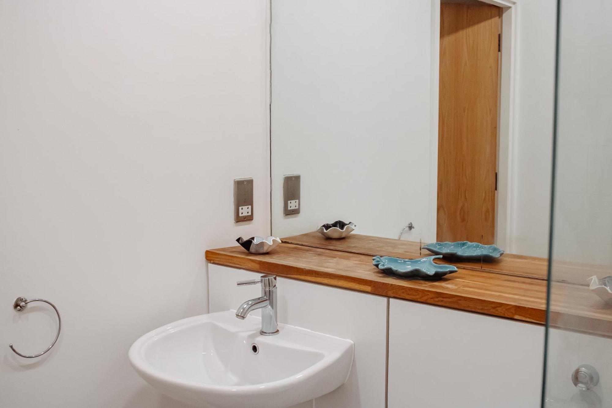 & Spacious, Sleeps 8, Perfect For Groups Apartment