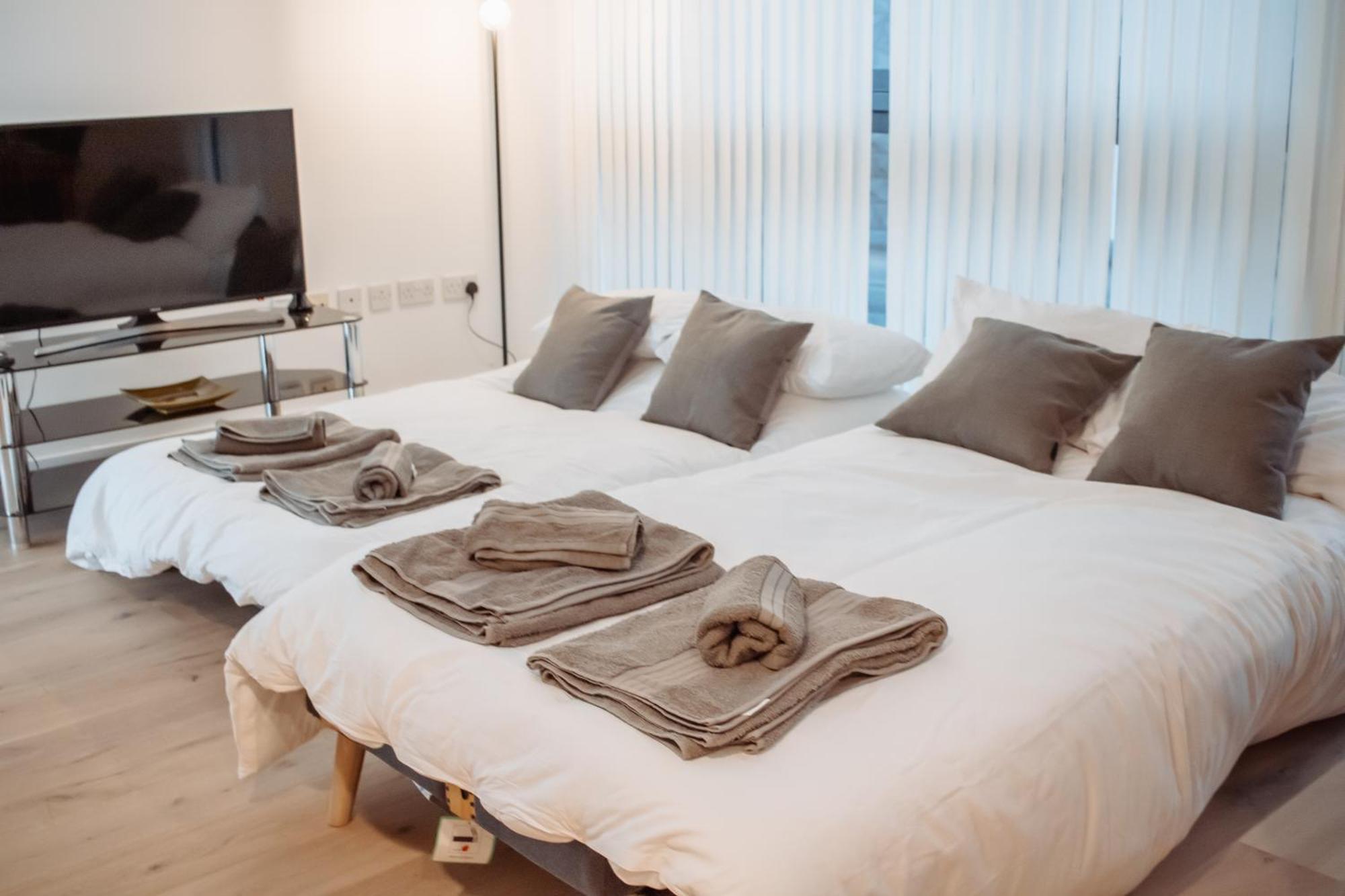 & Spacious, Sleeps 8, Perfect For Groups * Leeds (West Yorkshire)